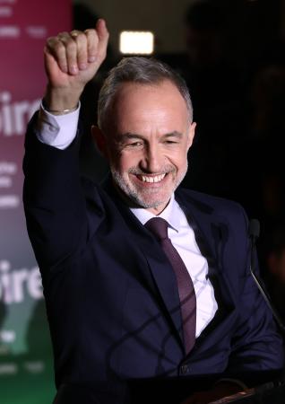 統一地方選挙でパリ市長就任が確実となり、支持者と喜ぶエマニュエル・グレゴワール氏＝２２日、パリ（ゲッティ＝共同）