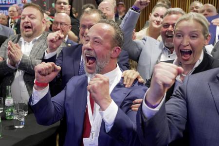 22日、ドイツ西部ラインラント・プファルツ州議会選の結果予測を受けて歓喜に沸く「ドイツのための選択肢(AfD)」の候補者ら=マインツ(Andreas Arnold提供、AP=共同)