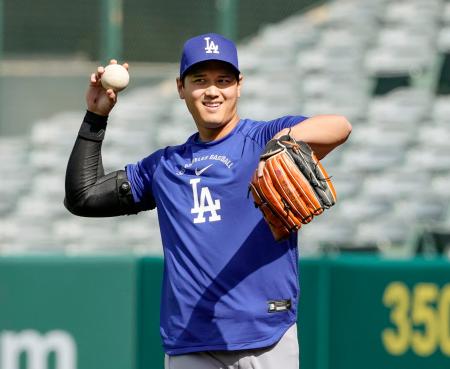 試合前の練習で笑顔のドジャース・大谷＝アナハイム（共同）