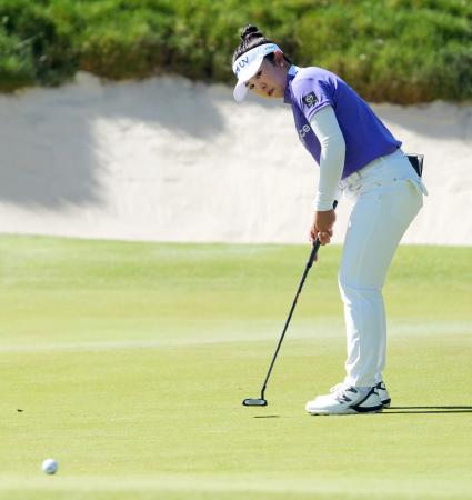 最終ラウンド、3番でバーディーパットを決める山下美夢有。通算10アンダーで5位=シャロンハイツ・クラブ(共同)