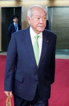 会談に向かう自民党の鈴木幹事長=23日午前、東京・永田町の党本部