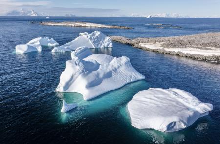 南極の氷塊＝２月（ゲッティ＝共同）
