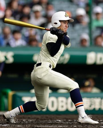 　高川学園―英明　４回表英明無死二、三塁、矢野が右前に適時打を放つ＝甲子園