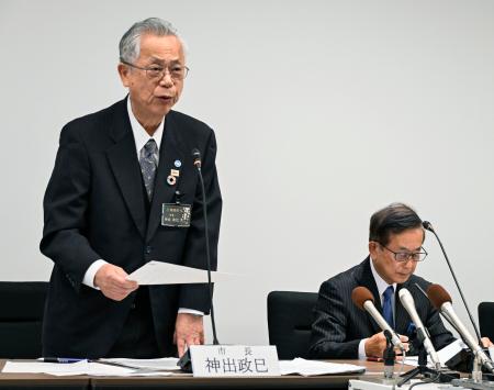 記者会見する和歌山県海南市の神出政巳市長（左）＝２３日午前、同市役所