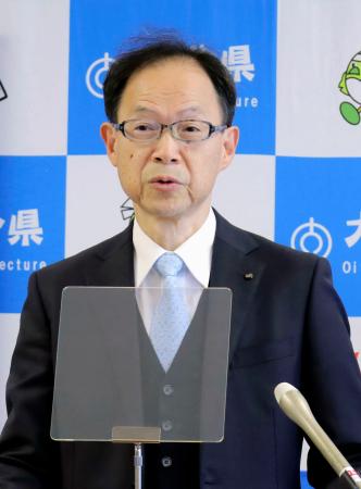 記者会見する大分県の佐藤樹一郎知事＝２３日午後、大分県庁