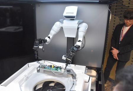 日立製作所が公開したロボットによる作業＝２３日午後、東京都千代田区