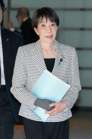 首相官邸に入る高市首相＝２３日午後、首相官邸