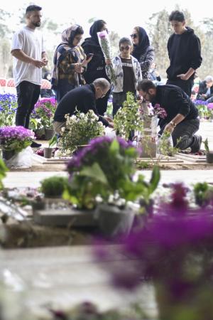 米イスラエルの攻撃が続くイランの首都テヘラン郊外の戦没者墓地を訪れた犠牲者の遺族ら＝２１日（共同）