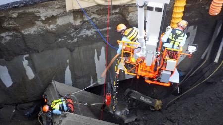 陥没した県道に転落したトラックの引き上げ作業をする救助隊員＝２０２５年１月、埼玉県八潮市（草加八潮消防局提供）