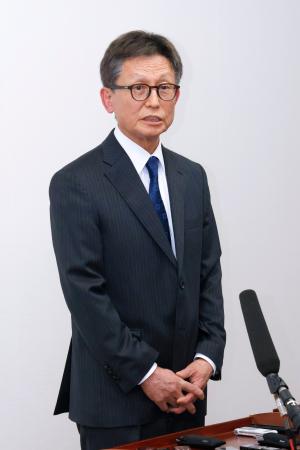辞職の意向を表明し、記者団の取材に応じる福井県の中村保博副知事＝２３日午後、福井県庁