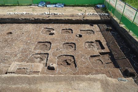 池上曽根遺跡の発掘調査で見つかった、楼閣のような高層建物とみられる大型の柱穴＝大阪府和泉市（同市提供）