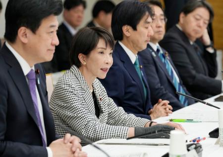 政労使会議であいさつする高市首相（左から２人目）＝２３日午後、首相官邸
