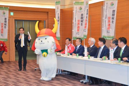 国宝「彦根城」の世界文化遺産登録を目指す議員連盟の設立総会に登場した「ひこにゃん」＝２３日、国会