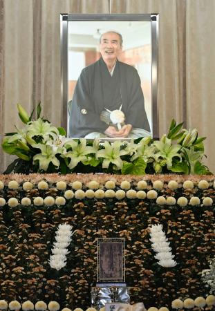 大相撲元大関若嶋津、日高六男さんの通夜で祭壇に飾られた遺影＝２３日午後、千葉県市川市