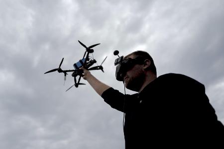 ＦＰＶ型ドローンの飛行訓練に臨む「ブラックアロー大隊」の操縦士＝昨年５月、ウクライナ東部ドニプロペトロウスク州メジョワ（共同）