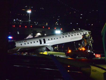 消防車両と衝突したエア・カナダ・エクスプレス機＝２３日、米ニューヨーク・ラガーディア空港（共同）