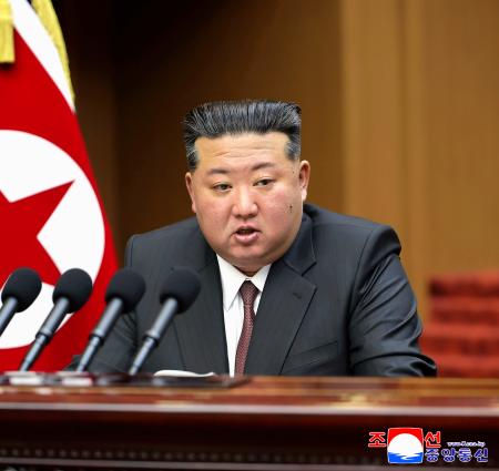 北朝鮮で国会に当たる最高人民会議に臨む金正恩朝鮮労働党総書記＝２３日、平壌（朝鮮中央通信＝共同）