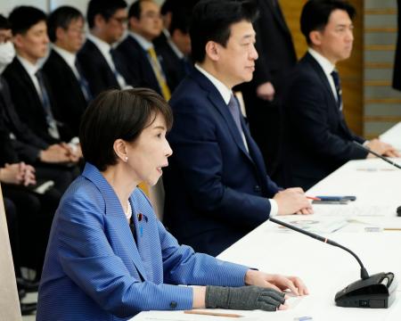 中東情勢に関する関係閣僚会議で発言する高市首相（手前）＝２４日午前、首相官邸