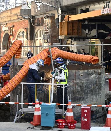大阪市北区の繁華街で始まった隆起した管の切断作業＝２４日午前