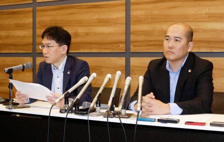 　記者会見する、車両の浸水被害を訴える男性の代理人弁護士ら＝２４日午前、津市