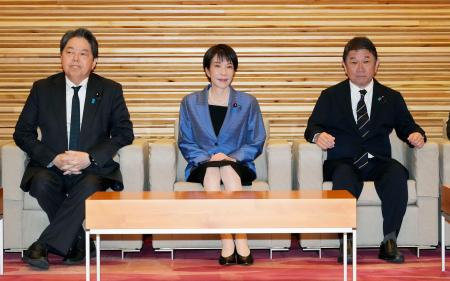閣議に臨む（左から）林総務相、高市首相、茂木外相＝２４日午前、首相官邸