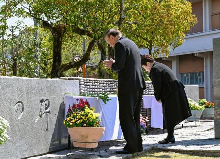 上海列車事故の慰霊式で手を合わせる遺族＝２４日午前、高知市