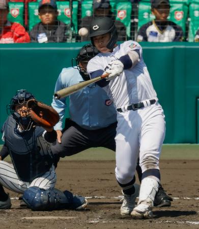 帝京―中京大中京　５回表中京大中京無死一塁、荻田が左越えに２ランを放つ。捕手鈴木＝甲子園