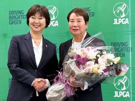 退任セレモニーで撮影に応じる日本女子プロゴルフ協会の樋口久子顧問。左は小林浩美会長＝２４日、東京都内
