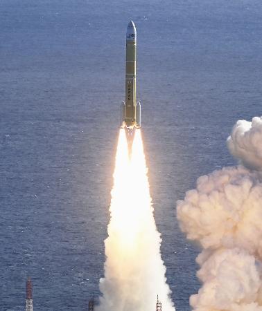 鹿児島県の種子島宇宙センターから打ち上げられ、上昇するＨ３ロケット８号機＝２０２５年１２月２２日午前（共同通信社ヘリから）