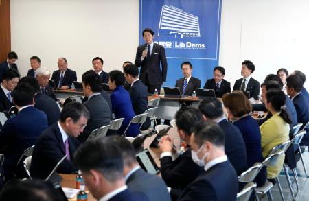 自民党本部で開かれたイラン情勢に関する合同会議。奥中央はあいさつする小林政調会長＝２４日午後、東京・永田町