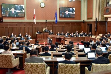 大阪都構想を巡る法定協設置議案について議論する大阪府議会＝２４日午後