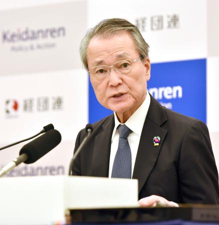 記者会見する経団連の筒井義信会長＝２４日午後、東京都千代田区