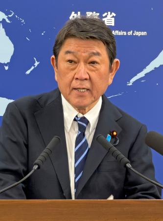 記者会見する茂木外相＝２４日午後、外務省