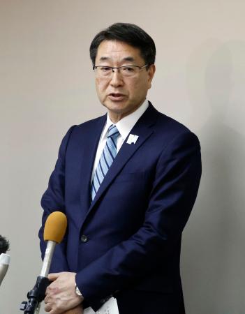 記者団の取材に応じる中原八一新潟市長＝２４日午後、新潟市