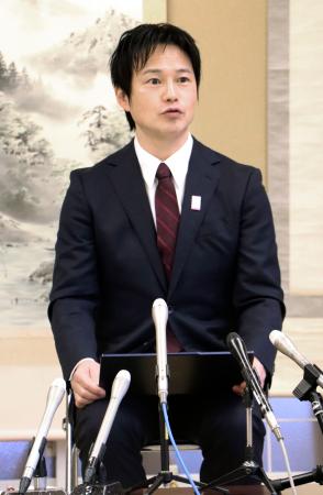 記者会見で町長選への立候補を表明する山形県西川町の菅野大志町長＝２４日午後