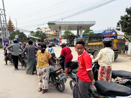 ２１日、ミャンマー第２の都市マンダレーのガソリンスタンドで給油を待つ市民（共同）