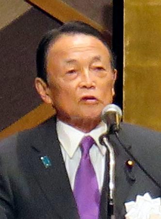 会合であいさつする自民党の麻生副総裁＝２４日午後、東京都内