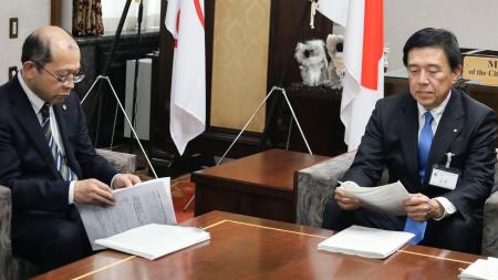 報告書を受け取る名古屋市の広沢一郎市長（右）＝２４日午後、名古屋市役所