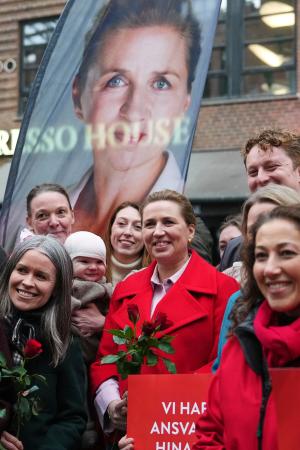 ２４日、デンマーク・コペンハーゲンで、社会民主党メンバーと並び立つフレデリクセン首相（中央）（ＡＰ＝共同）