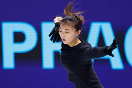 公式練習で調整する坂本花織=プラハ(共同)