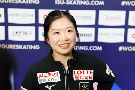 公式練習を終え、取材に応じる中井亜美=プラハ(共同)