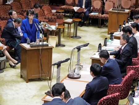 参院予算委の集中審議で訪米の報告をする高市首相（左）＝２５日午前