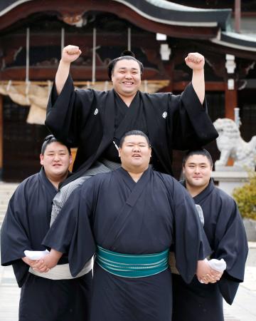 大関昇進の伝達式を終え、笑顔でポーズをとる霧島=25日午前、堺市