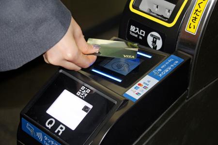 駅に入場するためのクレジットカードのタッチ決済＝２５日午前、東京都渋谷区