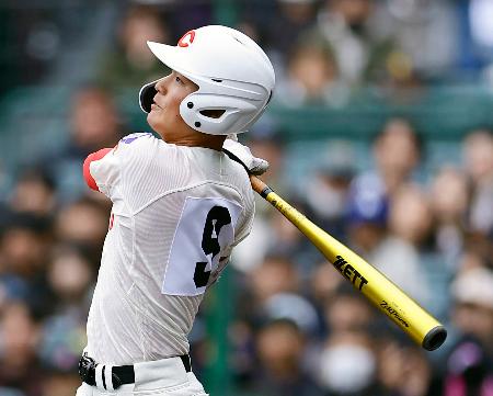 神村学園―智弁学園　タイブレークの１０回表智弁学園１死満塁、太田が決勝の中犠飛を放つ＝甲子園
