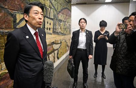 記者団の取材に応じる福岡県の服部誠太郎知事＝２５日午前、福岡県庁