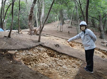 五塚原古墳の発掘調査で新たに見つかったスロープ状の平らな面＝２５日午前、京都府向日市