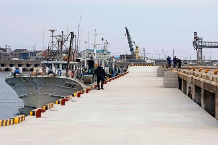 復旧した輪島港の係留施設。右端は地震で隆起した以前の係留場所＝２５日午前、石川県輪島市