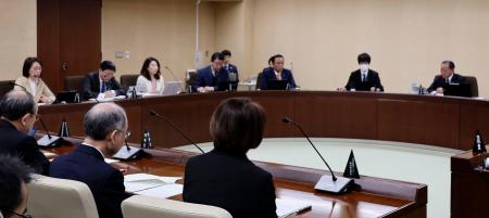抗がん剤注射を受けた白血病患者が死亡した問題について話し合う、県議会福祉保健医療委員会＝２５日午前、埼玉県庁
