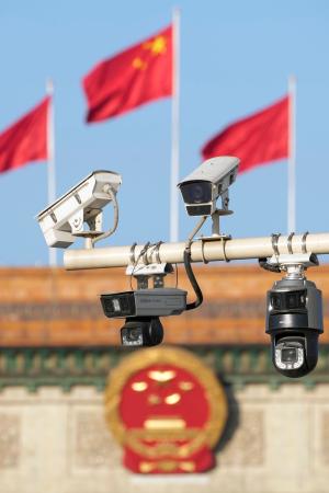 北京の天安門前に設置されている監視カメラ。奥は人民大会堂＝１１日（共同）